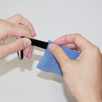 メガネのコーティングをしている画像