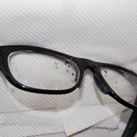 メガネの水分をふき取る画像