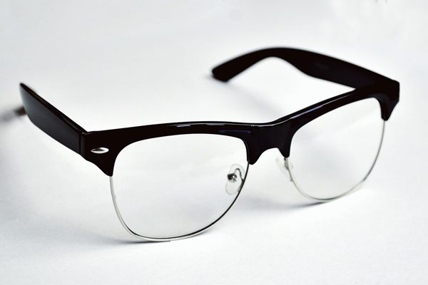 メガネのフレームが白くなったのを直そうトップイメージが画像